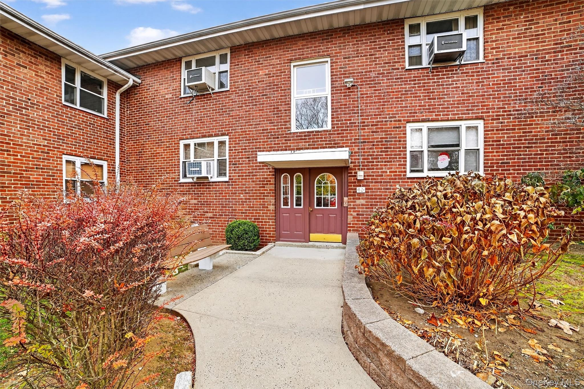 Welcome to your new beginning! Ideal for 1st-time buyers, commuters, o...