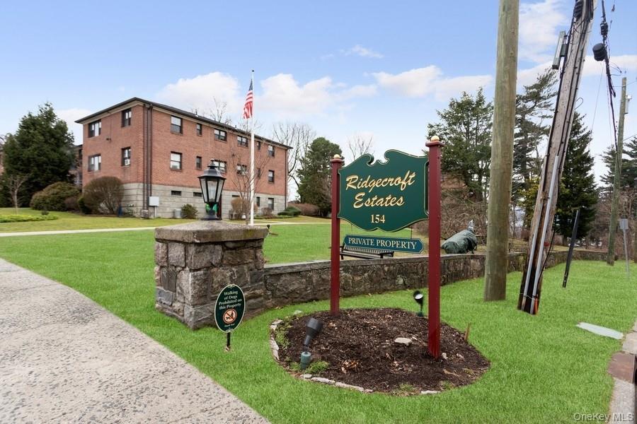 Located in historic Tarrytown, this beautifully updated two-bedroom re...