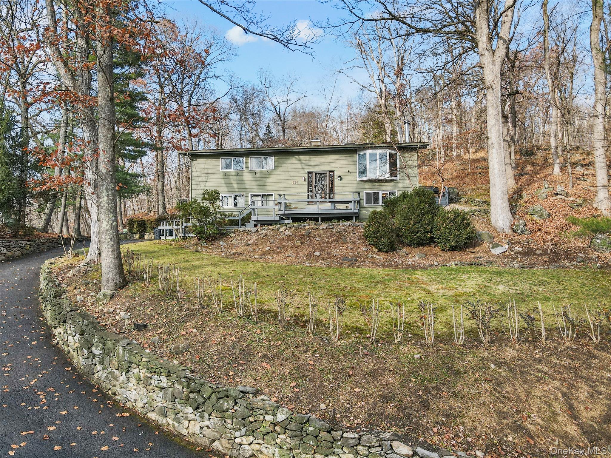 Lovely, sunny Katonah house on a wooded hilltop with easy access to tr...