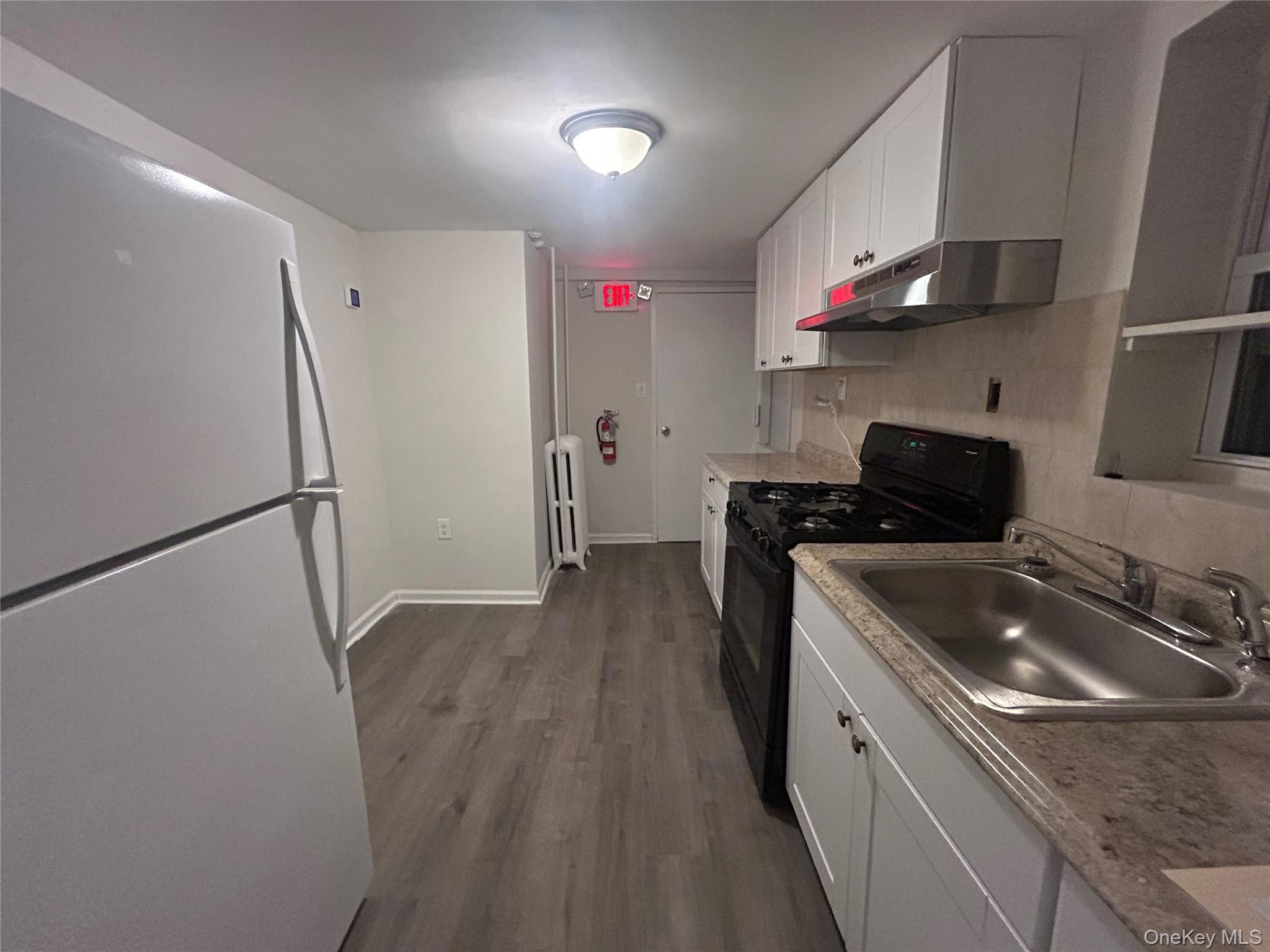 Move Right in to this updated large 1 Br walk-in Unit having the full...