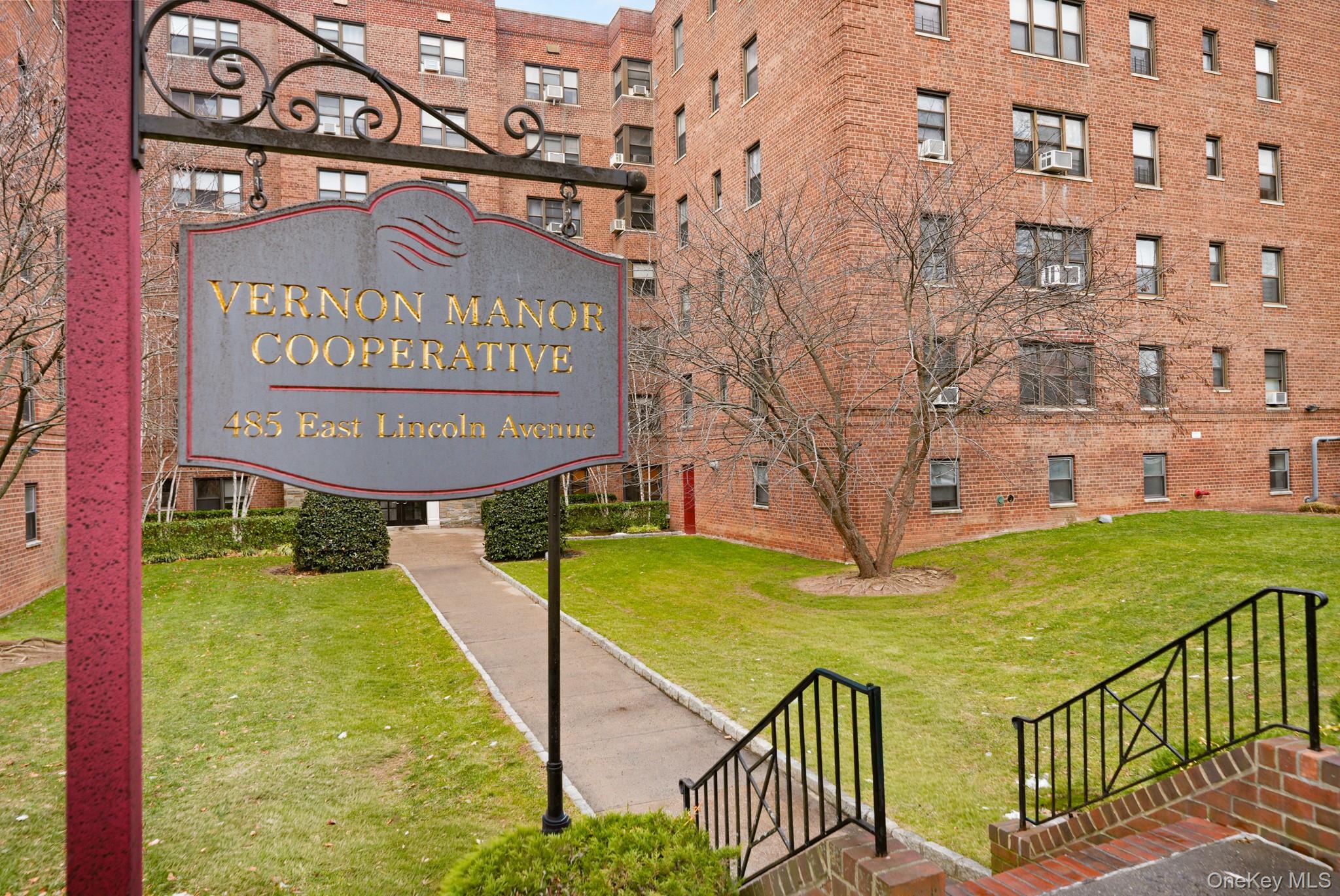 Welcome home to this 2-bedroom co-op in the highly desirable Vernon Ma...