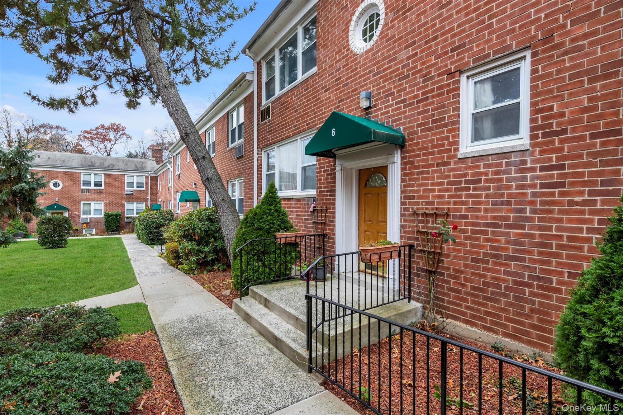 Top-floor 1-bedroom co-op in the well-maintained Whitewood Gardens. Th...