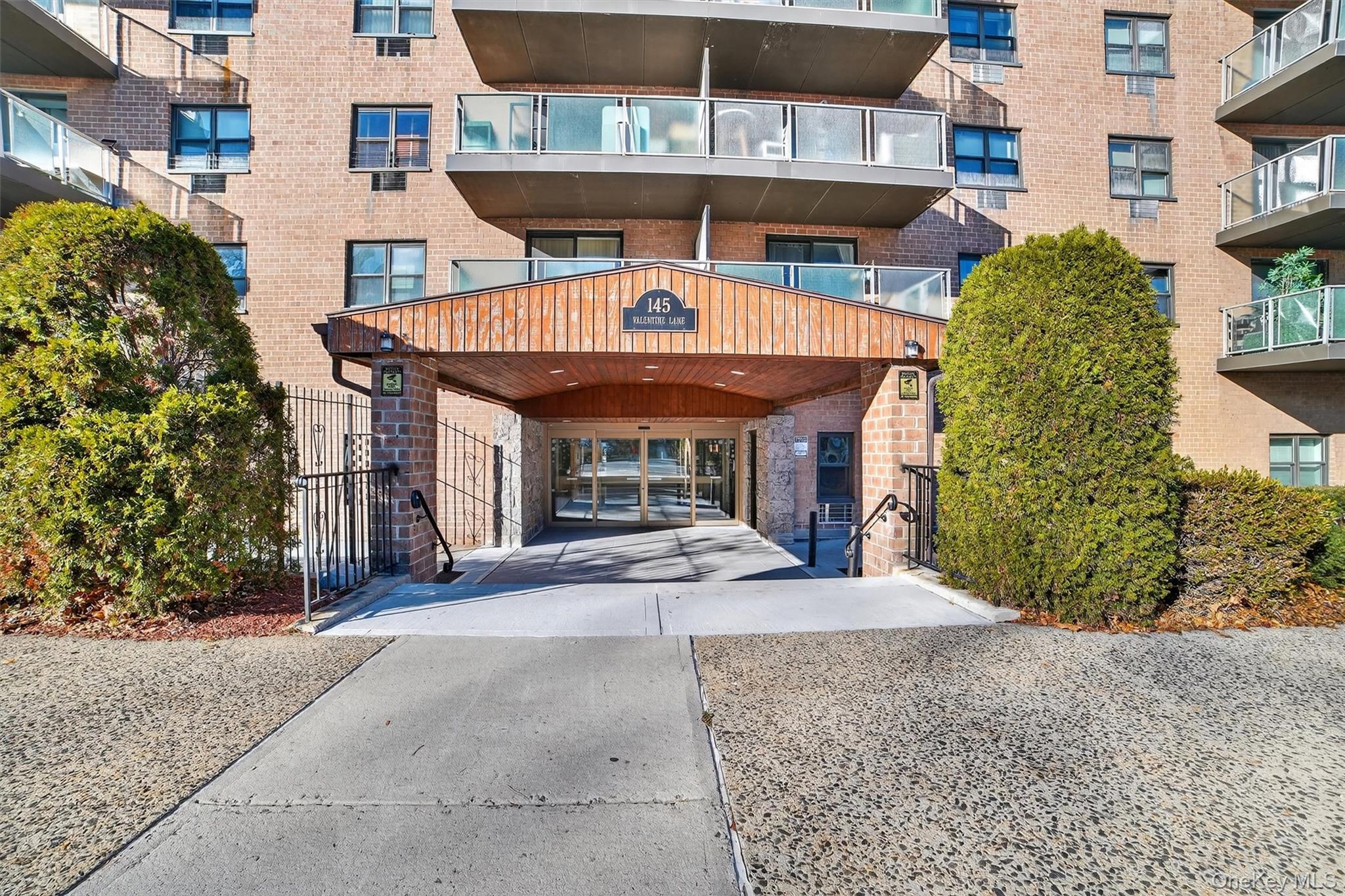 Welcome to your urban retreat! Perfect for 1st-time buyers, commuters,...