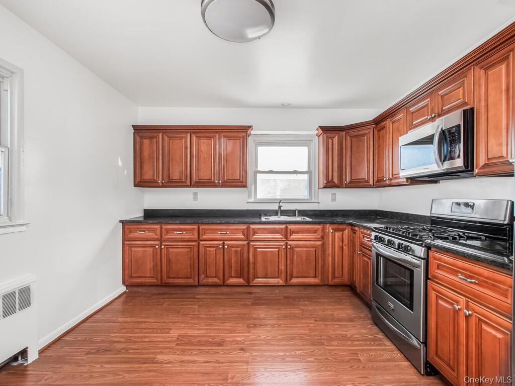 Welcome to this bright and spacious top floor 3 bedroom, 1 bathroom ap...