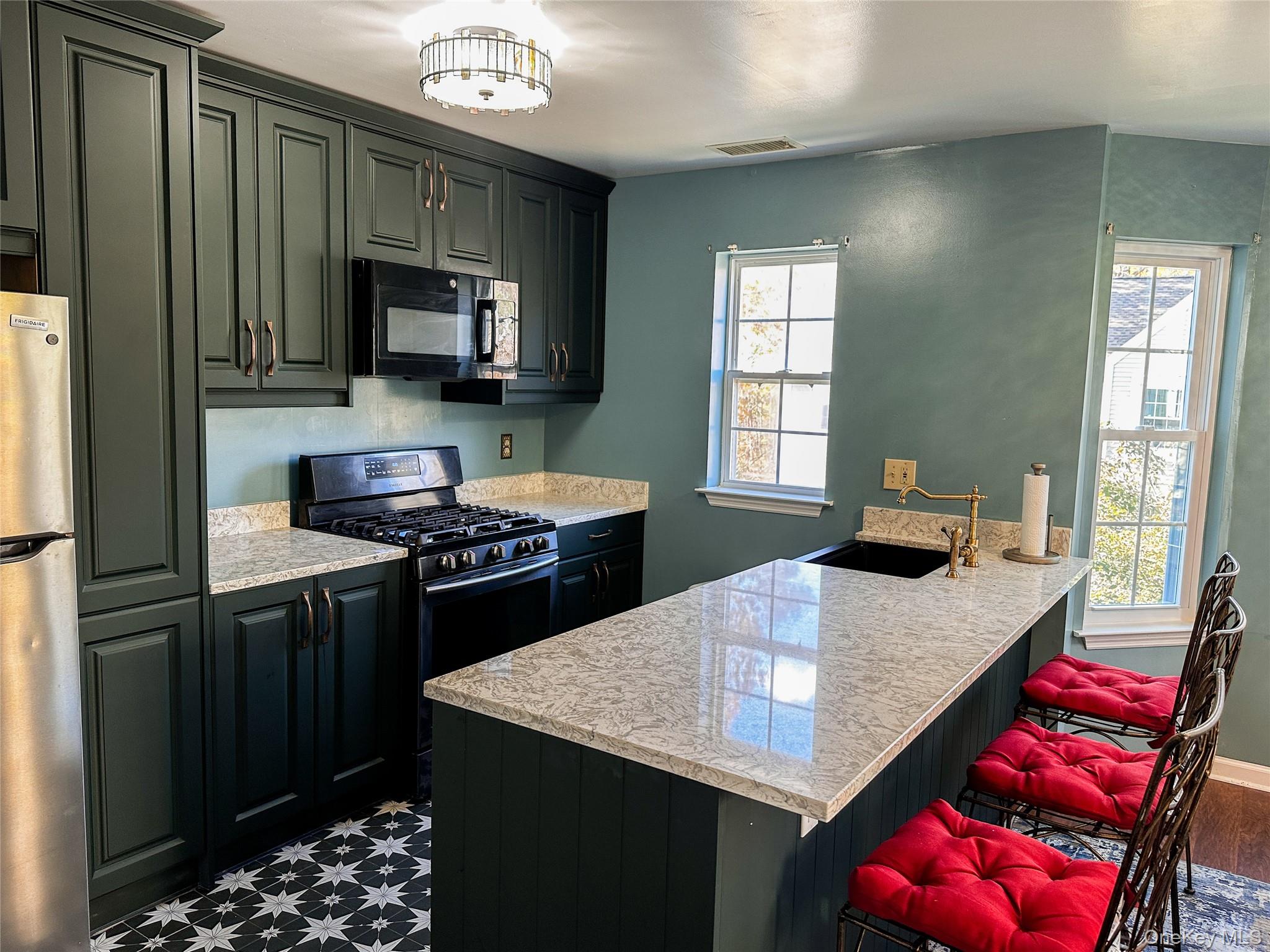 Modern and spacious corner duplex located in a very well kept garden s...