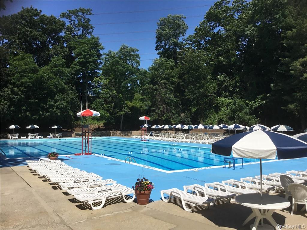 CENTRALLY LOCATED LARGE CO-OP STUDIO ** BOARD APPROVAL REQUIRED ** SEP...