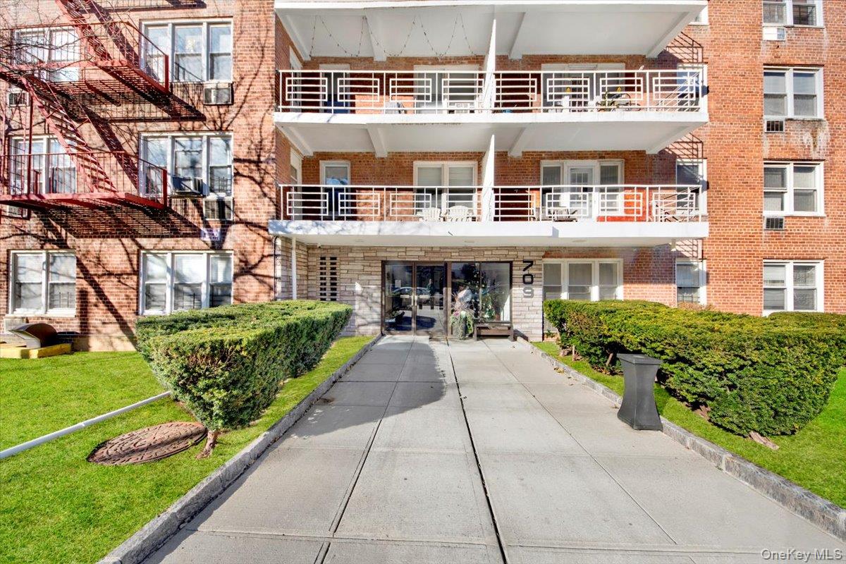 Welcome to Hudson Court at 709 Warburton Avenue in Yonkers. This 1-bed...
