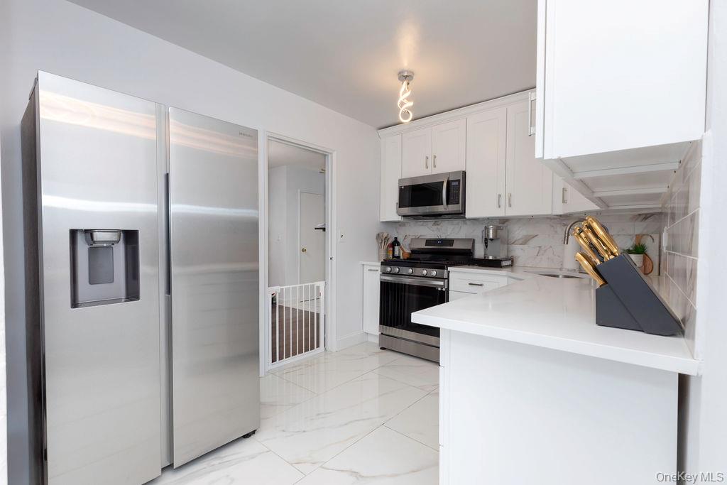 Welcome to this beautiful two- bedroom apartment complex in Sadore lan...