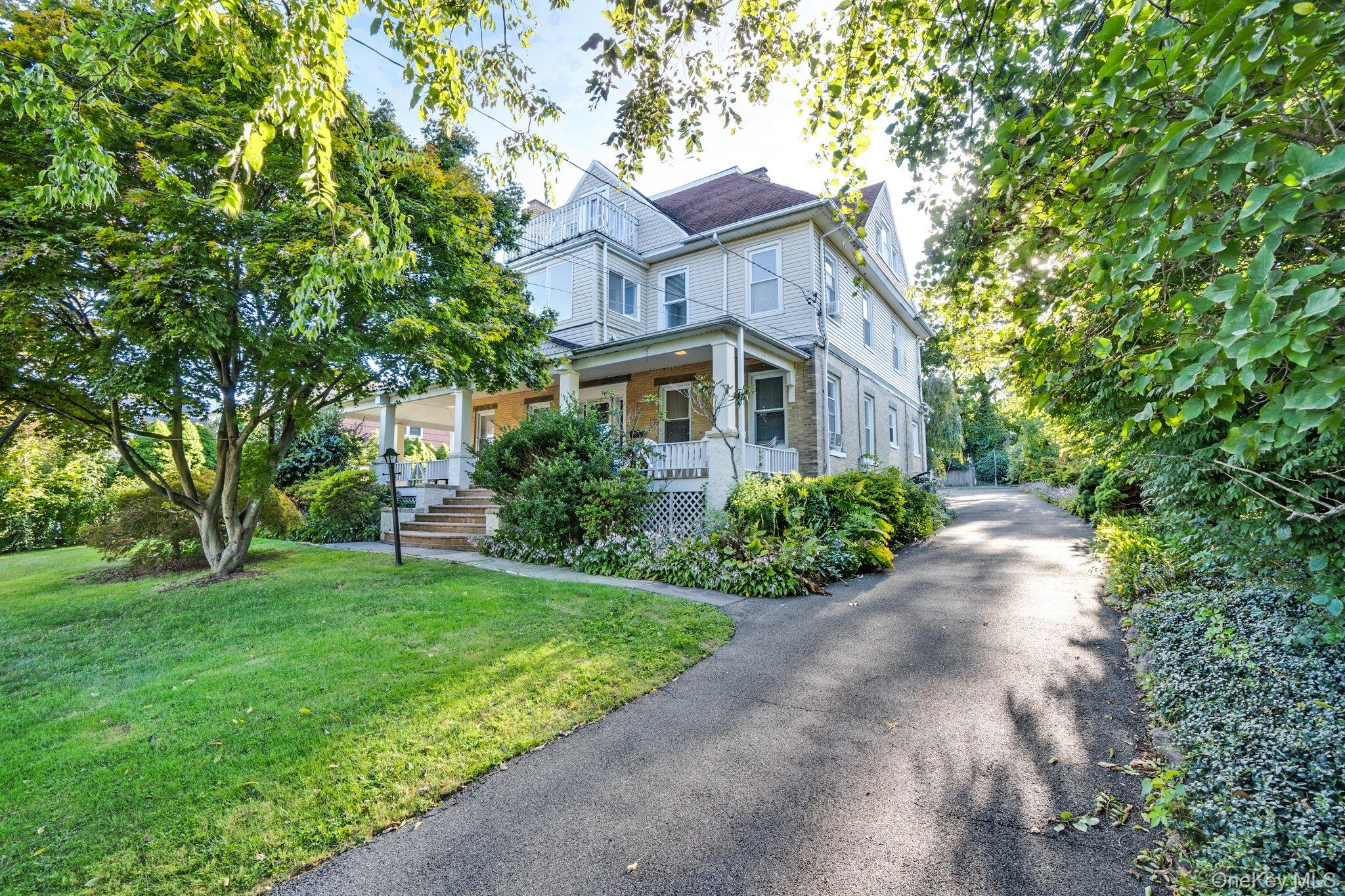The space and location of this stately Colonial can't be matched. Loca...