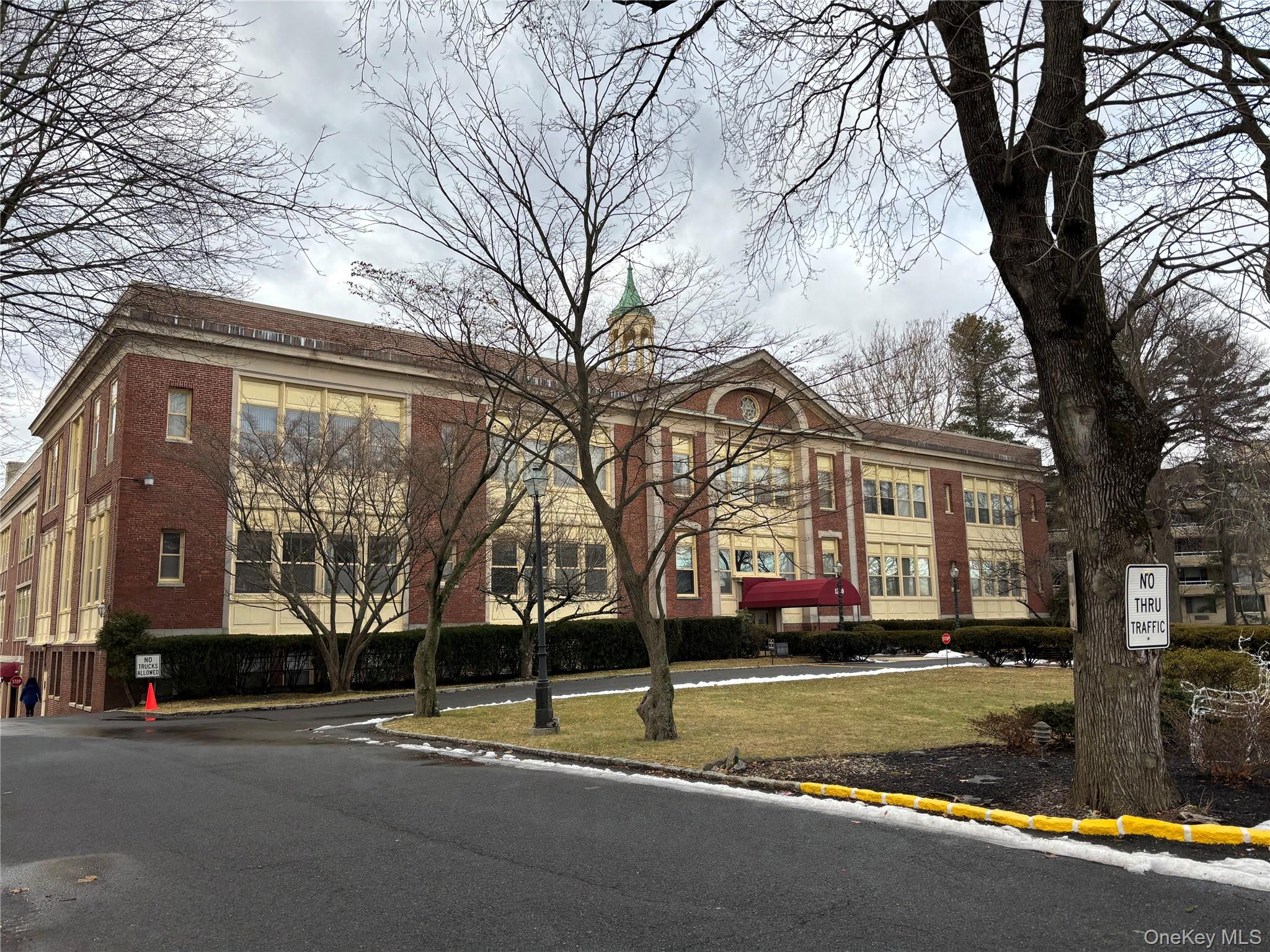 Welcome to Roosevelt Terrace Condominiums, where comfort meets conveni...