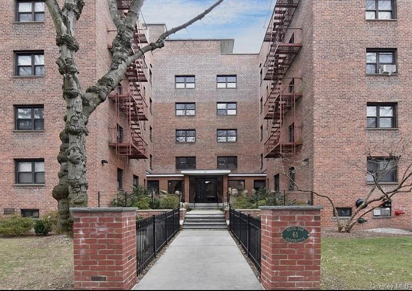 Beautiful & Bright One-Bedroom in New Rochelle

Welcome to 61 White Oa...