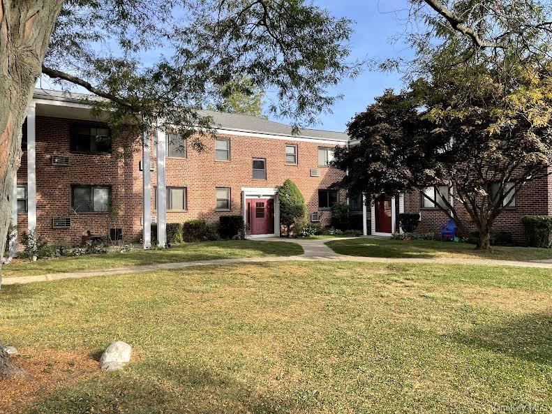 Large and bright 1 bedroom (3.5 rooms) on top floor of Garden complex....