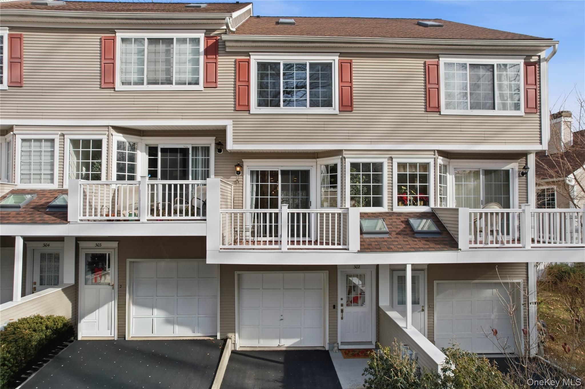 Don’t miss this beautifully updated 4-level condo in desirable Park Ri...