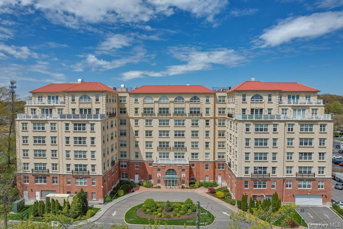 Luxury building rental that is walk to Larchmont train. Amenities incl...