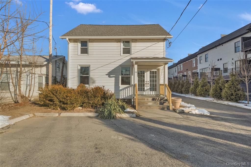 A Gem in Armonk, centrally located in the center of Armonk. There are...