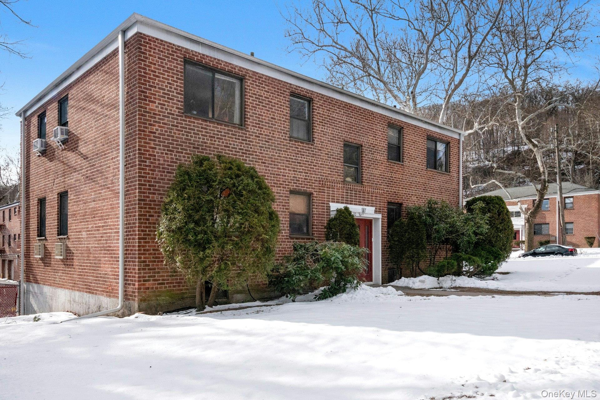 Perched on the 2nd floor of the desirable Edgebrook Estates in North W...