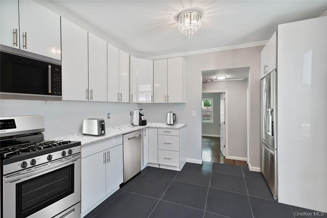 This Spacious and Newly Renovated 3 Bedroom Unit in Dobbs Ferry is Wai...