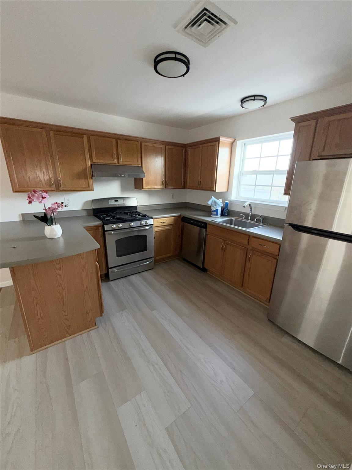 Welcome to this beautiful renovated ready to move in spacious 3 Bedroo...
