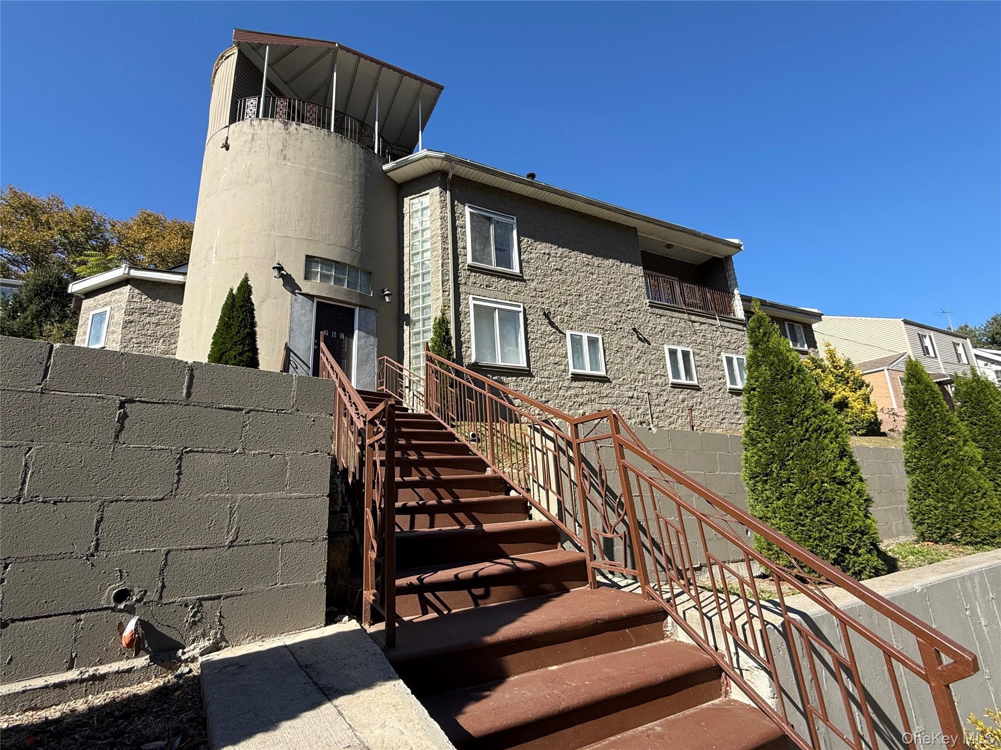 Beautifully renovated and exceptionally spacious contemporary residenc...