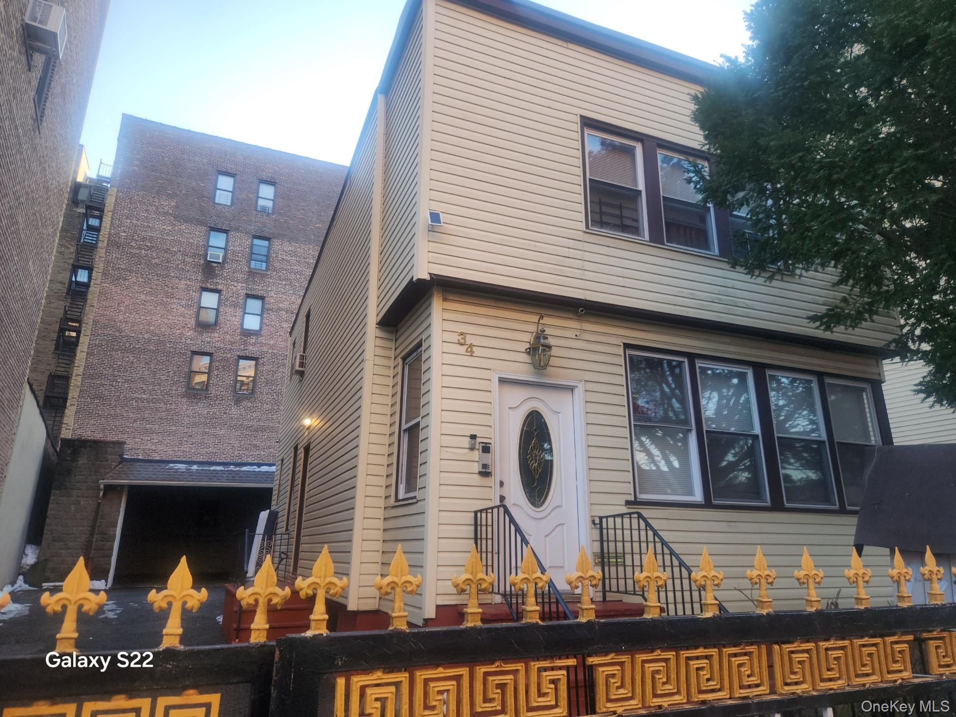 Well maintained duplex in Yonkers, NY. This 2-bedroom, 1 bathroom prop...