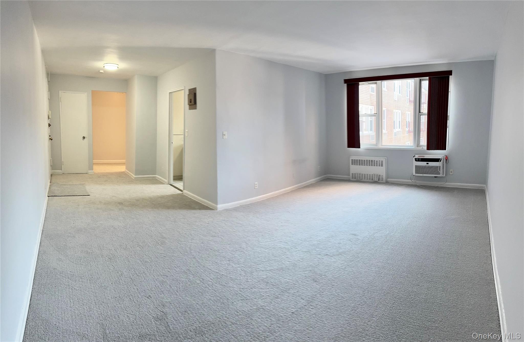 LARGE COOP STUDIO HIGHER FLOOR ** NEW PAINT AND NEW CARPET ** PRISTINE...