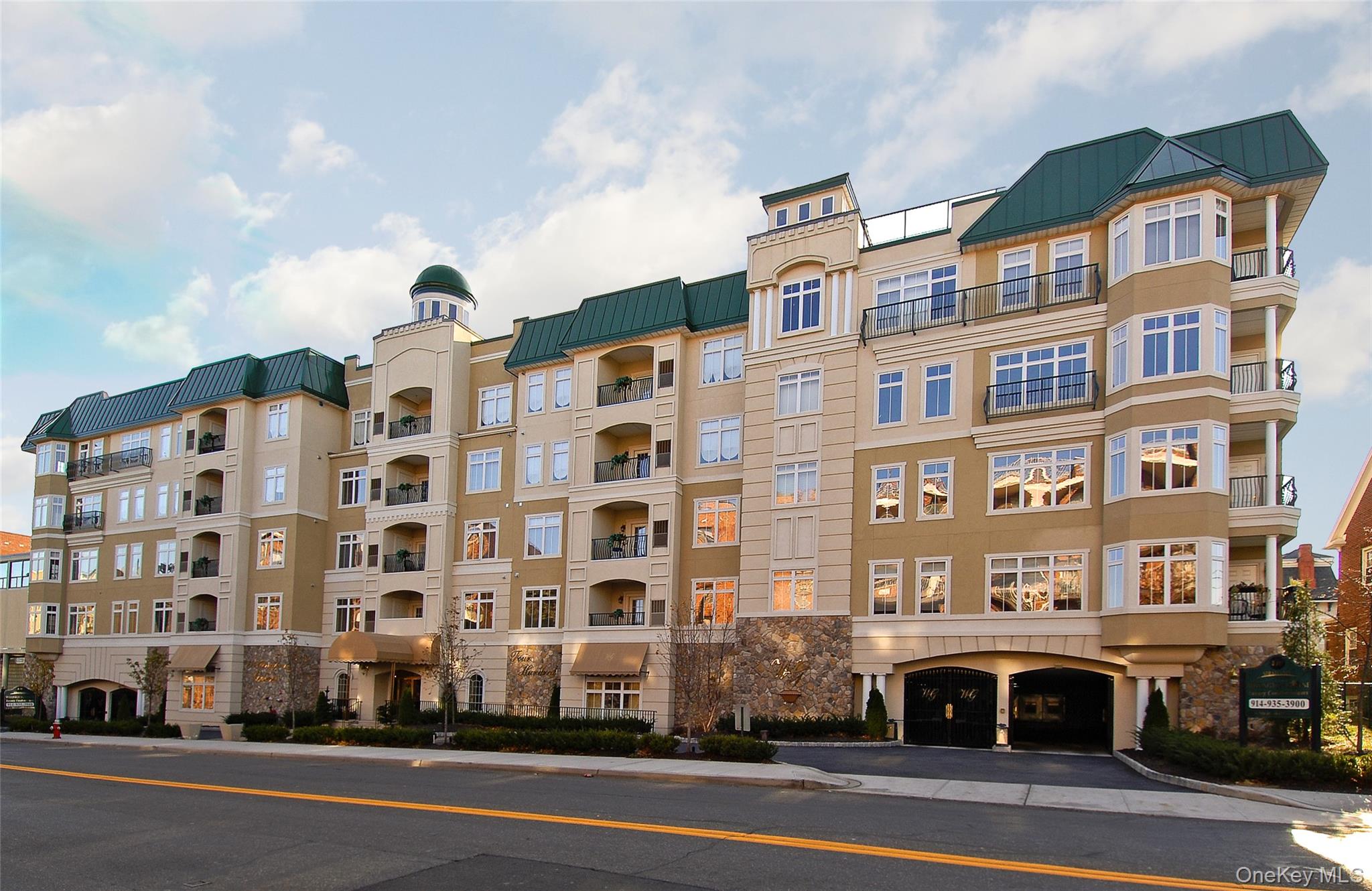 Welcome home to this exceptional 2-bedroom, 2-bath corner rental resid...