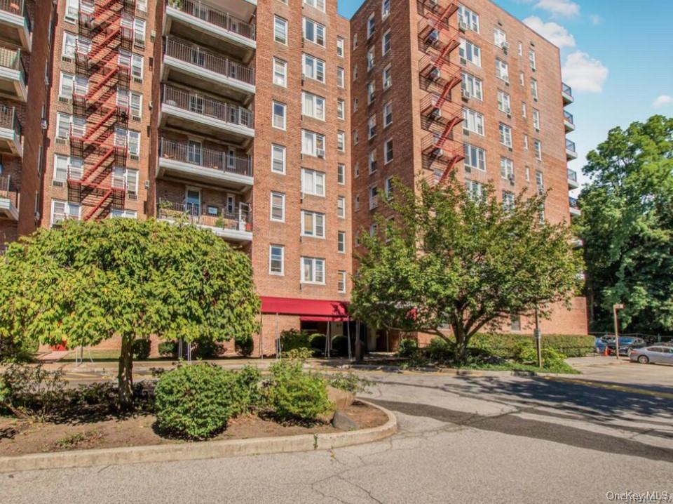 Charming 2-bedroom gem in the impeccably maintained Parkview building—...