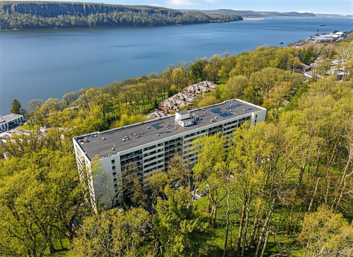 This charming Junior Four apartment is ready to welcome you home! Feat...