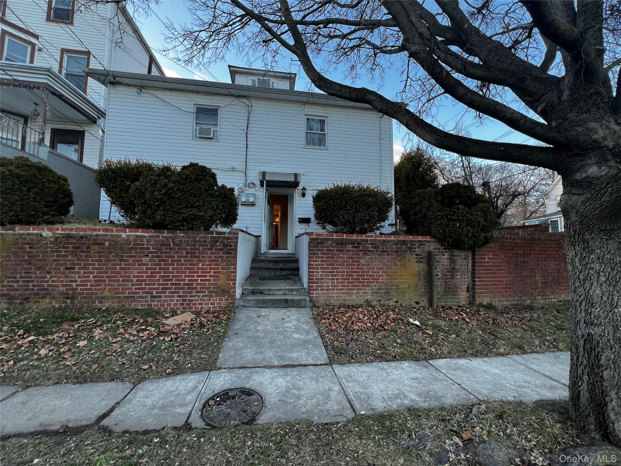 Welcome home to this beautiful ready-to-move unit designed for comfort...