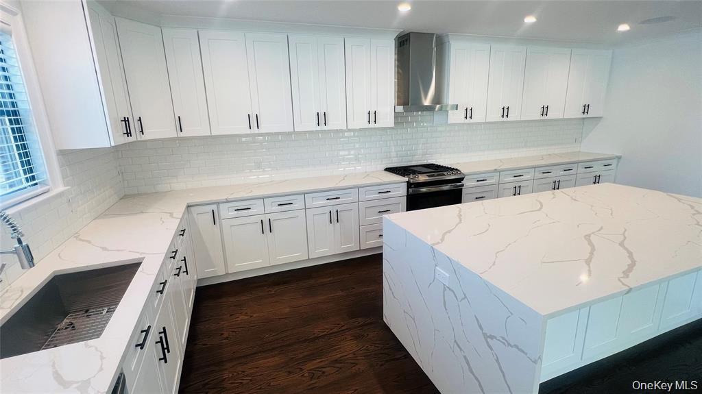 Less than 6 months old 5 Bedrooms 3.5 Bathrooms Ultra-Modern Townhome...