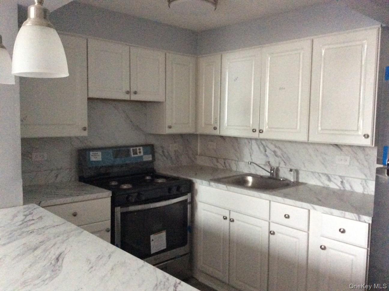 EASY TO SHOW, VACANT, MOVE IN READY !