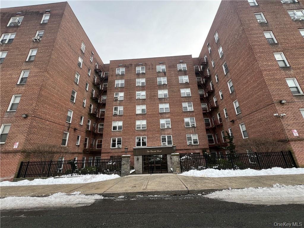 Sponsor Unit – No Board Approval, Immediate Occupancy

Step into this...