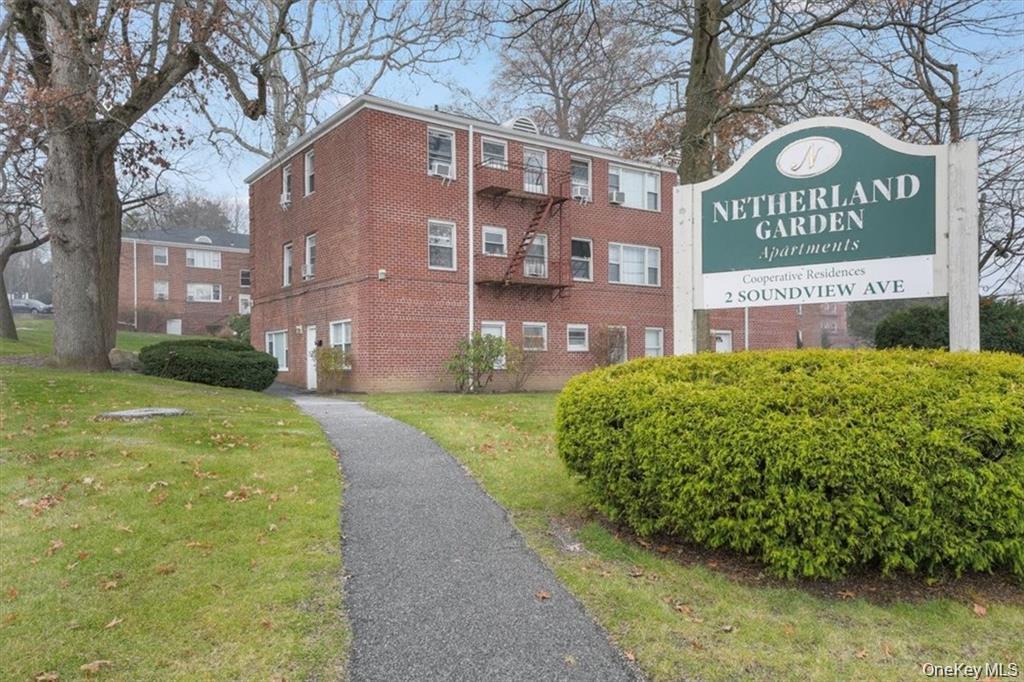Move right into this spacious and bright two bedroom unit on the top f...