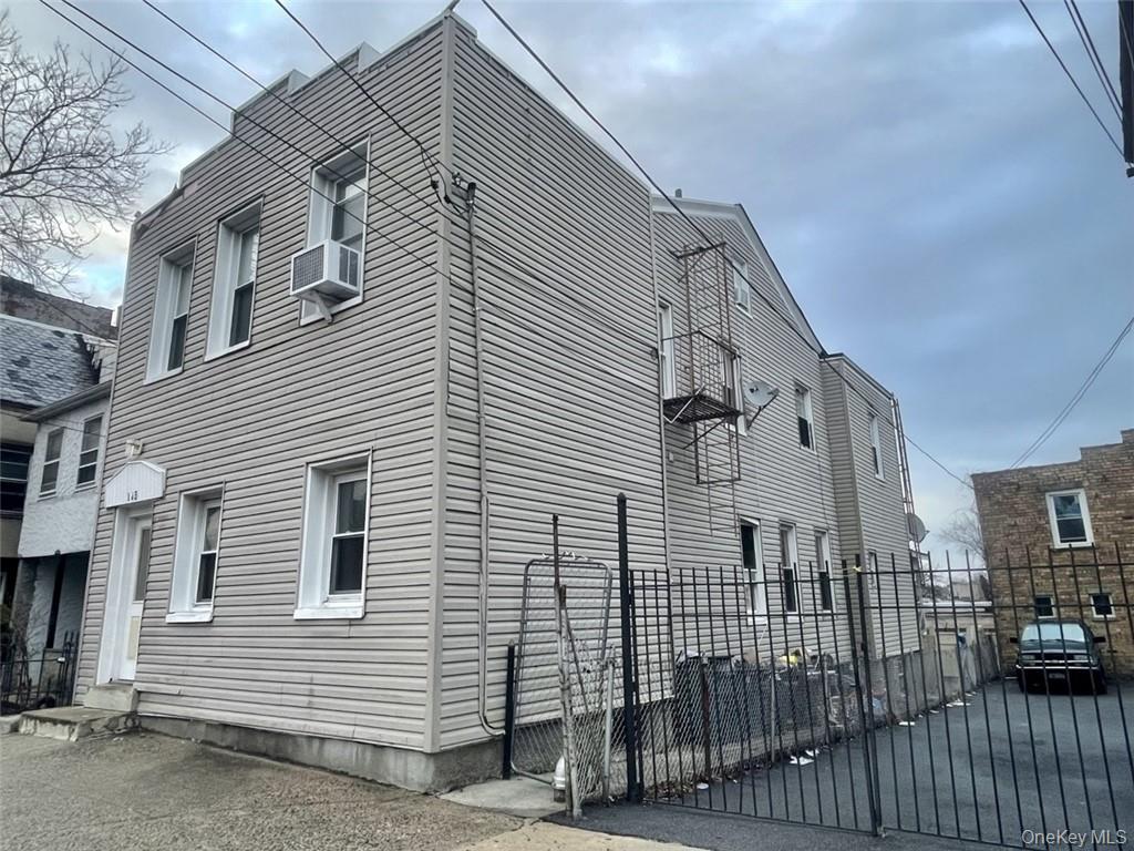 Great 4-Unit investment opportunity. Renovated 2020/2021-New roof, sid...