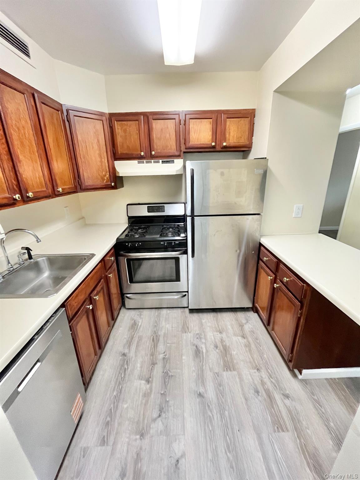 Welcome to Barrymore Condos! Here Is A Beautiful 1 Bedroom Condo On 1s...