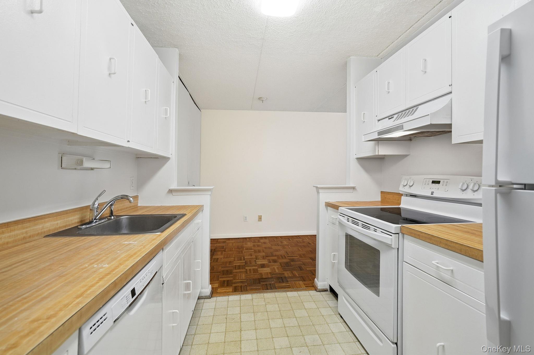 Spacious 1 Br Newly Painted and Newly Carpeted with Attached Garage Pa...
