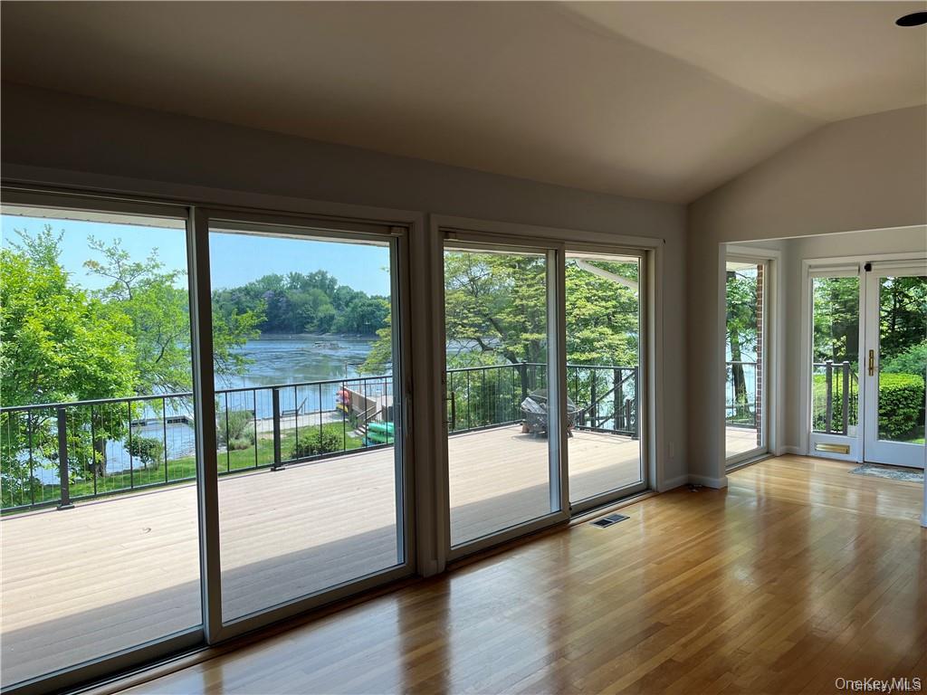 Spectacular Waterfront Rental in Premium Point Park – Just Minutes fro...