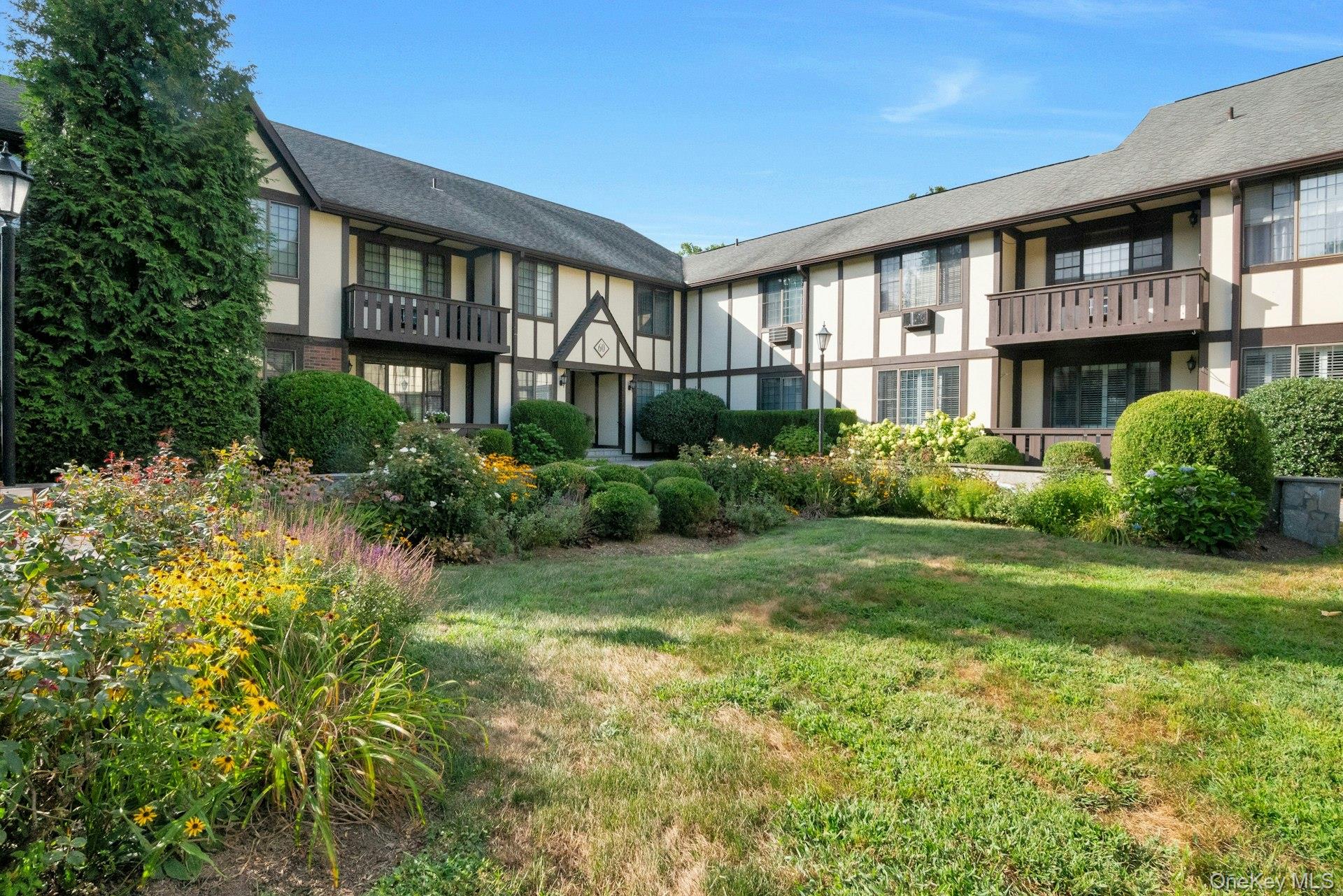 Beautiful Foxwood Condominium.. Picturesque Country Setting with Metic...