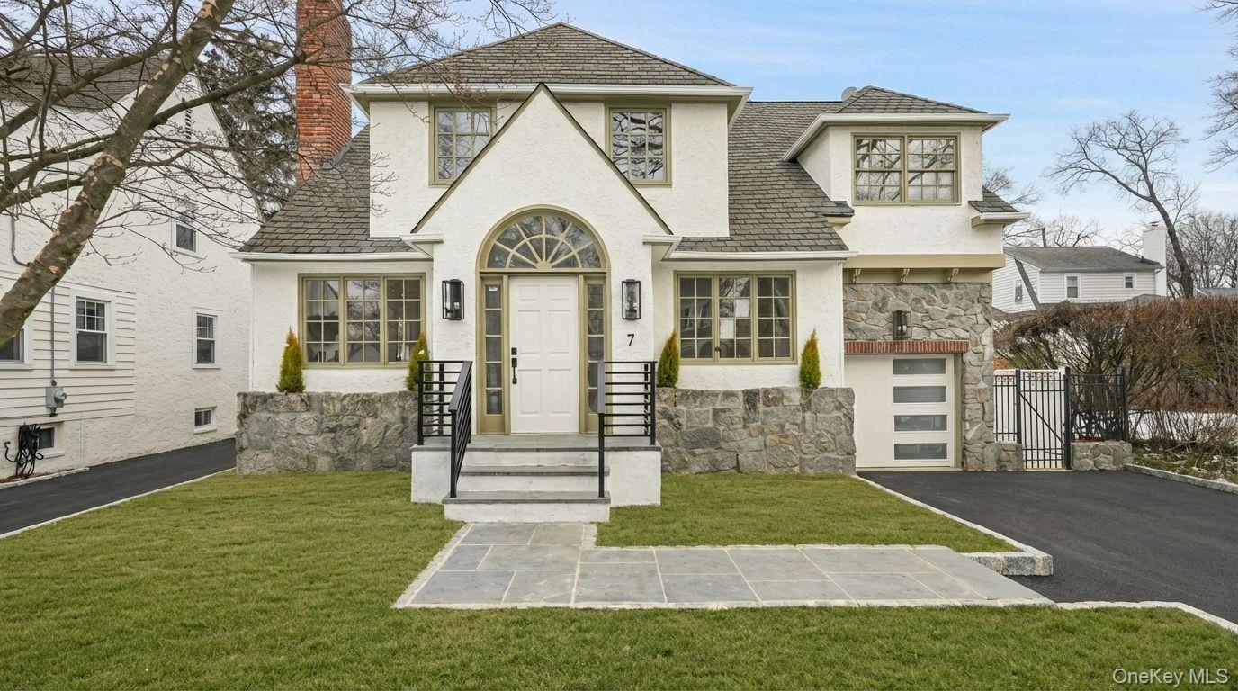 Step into modern luxury at 7 Fernwood Avenue, a beautifully reimagined...