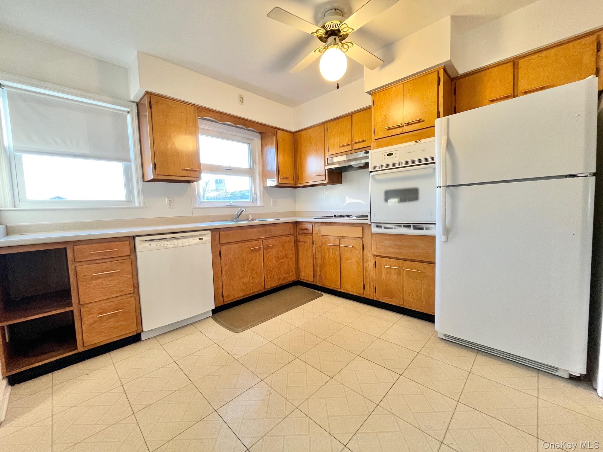 Sunlit 2 Bedroom Apartment On 2nd Floor of Private Home - Located In P...