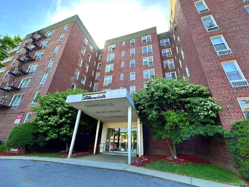 Beautiful, bright, and move-in ready apartment featuring 1 primary bed...