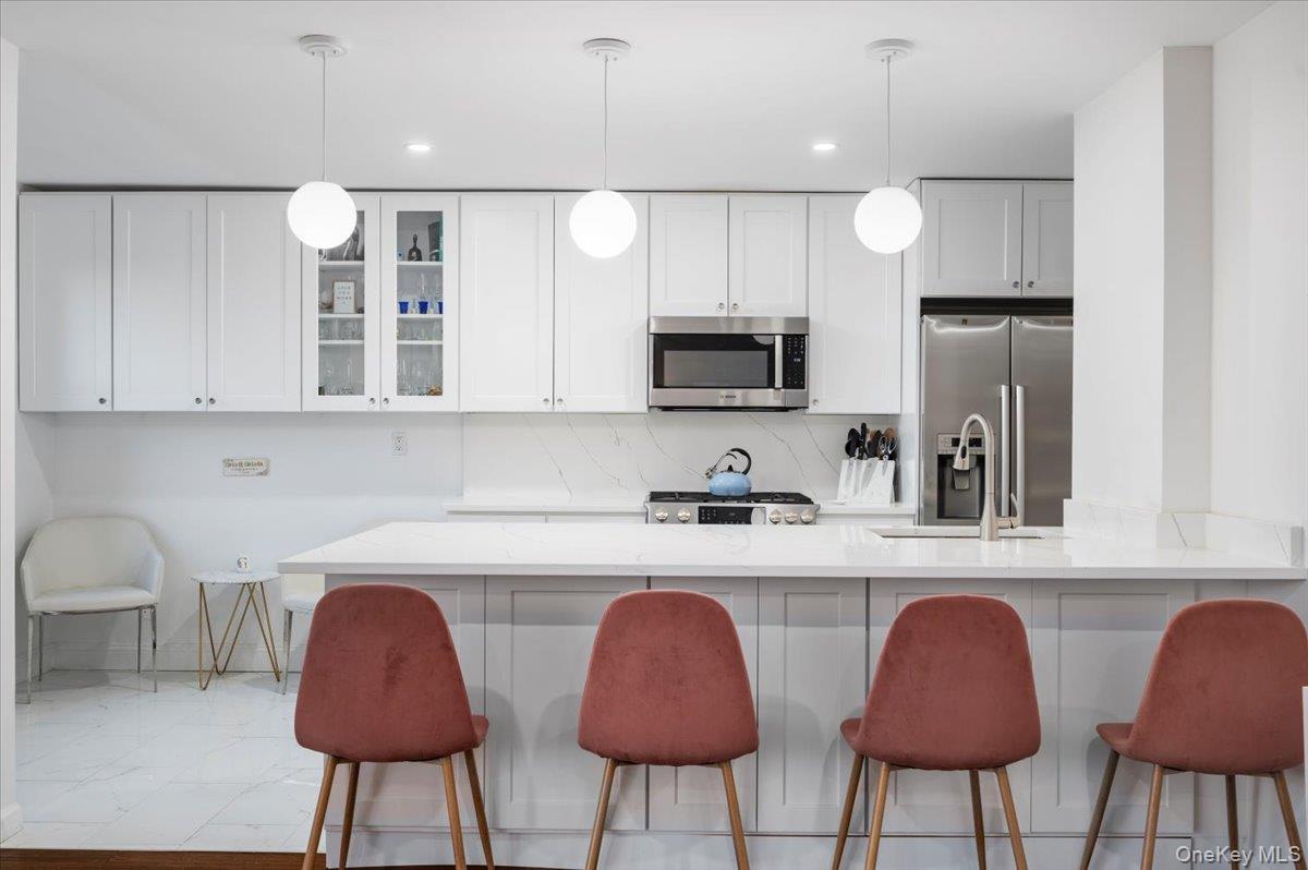 Gorgeous, completely renovated 2BR/2 bath unit in a doorman building s...