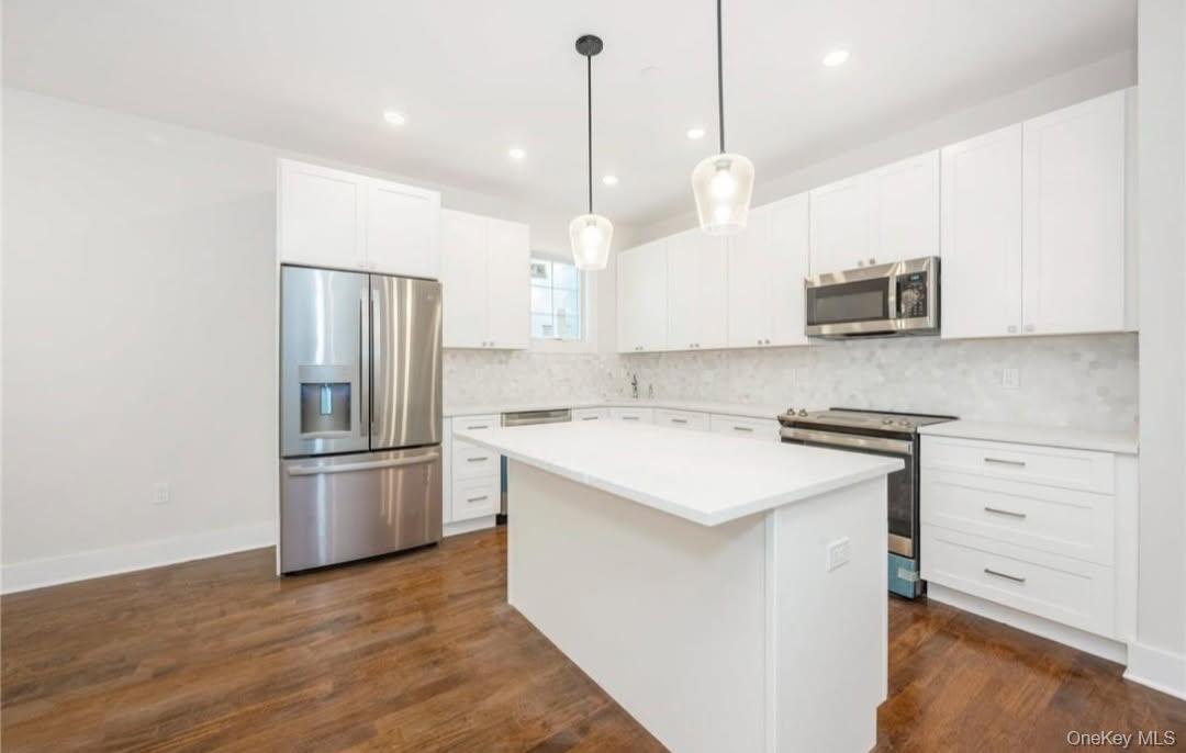 Newer 3 bedroom apartment with 2.5 baths on 2 levels in Rye close to a...