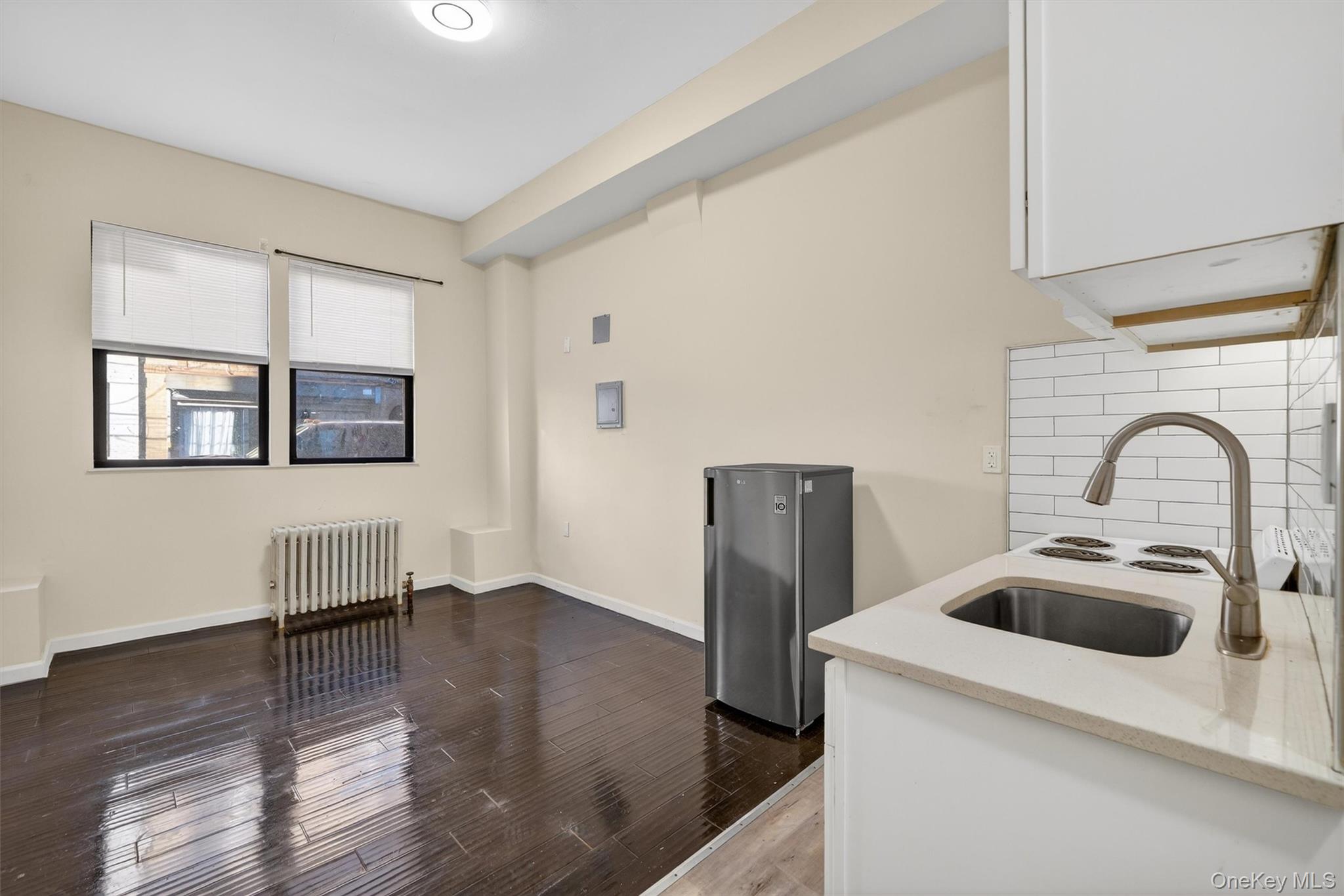 Attractive and cozy studio apartment located in central Yonkers.  Well...