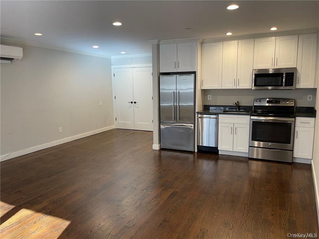 Beautifully renovated 2 Bedroom apartment. High level finished includi...