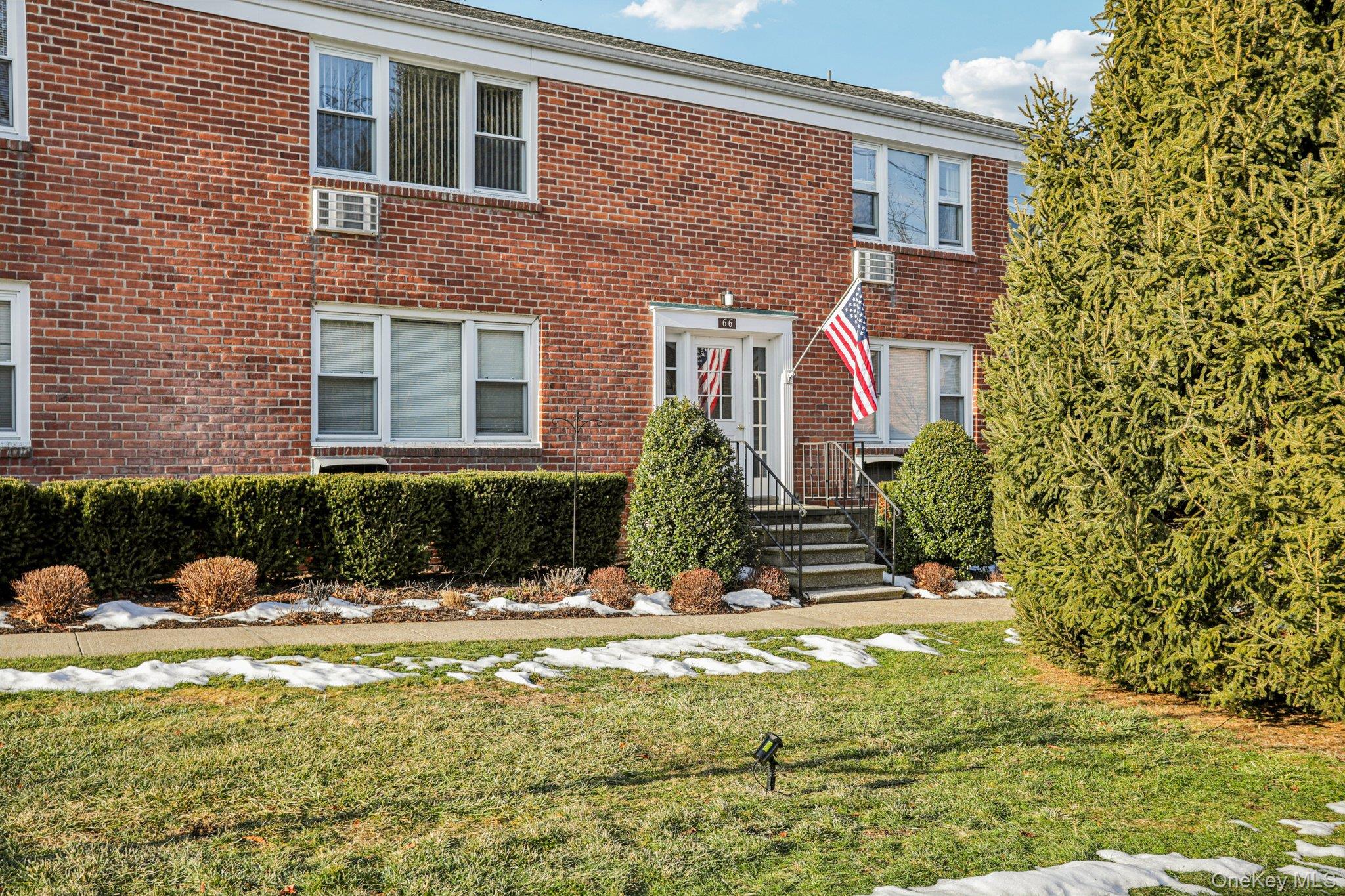 Move-in condition, sunny upper level Pleasantville co-op in close prox...