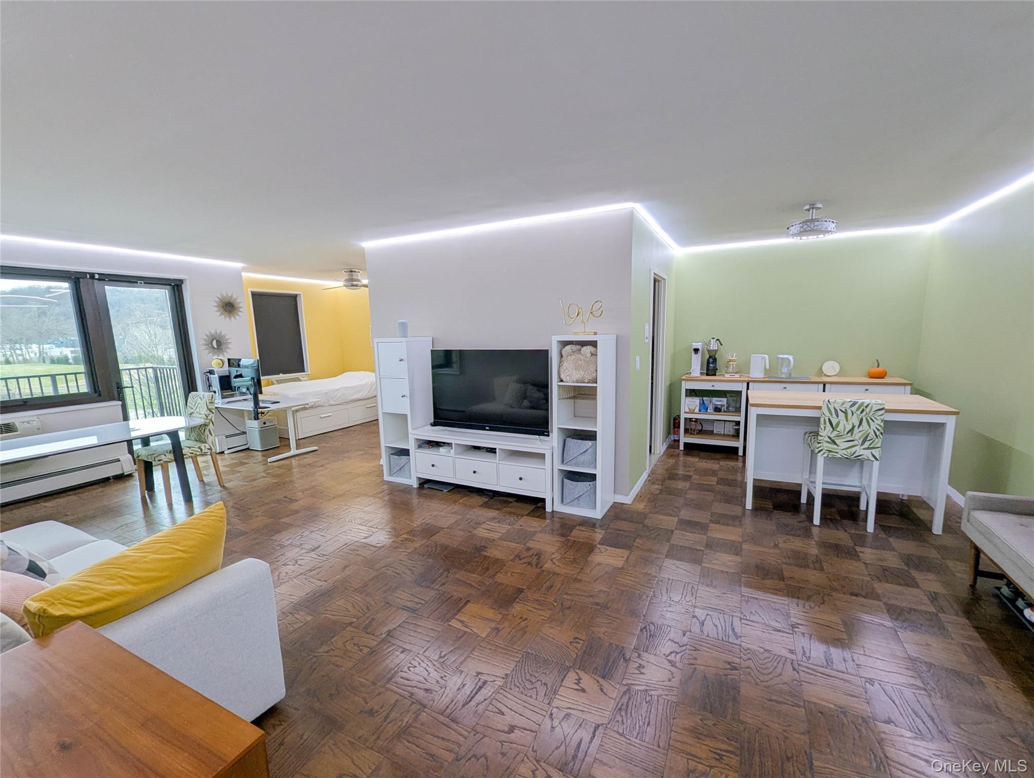 This spacious (950sq ft) junior 4 one-bedroom features a spectacular v...