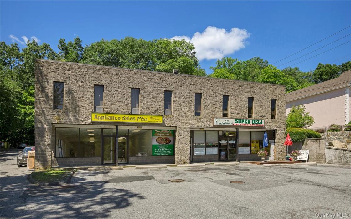 STORE FRONT!!!! Excellent Location!! Right in the Heart of Somers/Linc...