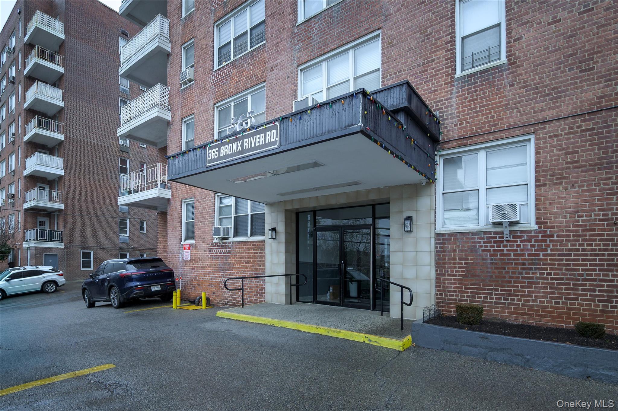 Clean and lively studio cooperative offering a well-proportioned, effi...