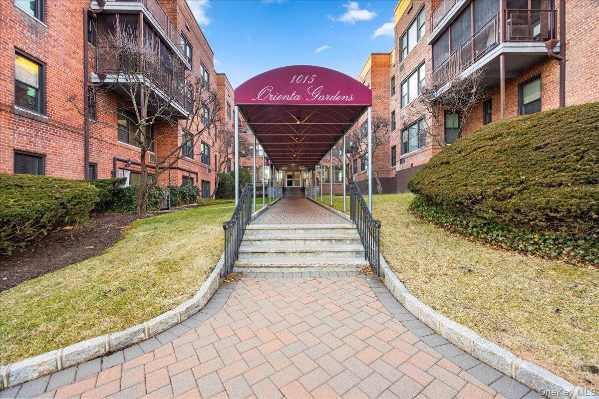 Welcome to sought after Orienta Gardens featuring this large 2 Bedroom...